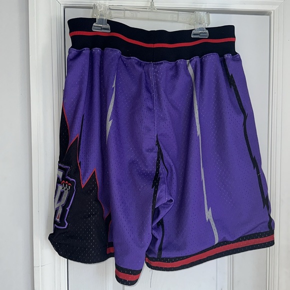 🔥🔥 Mitchell & Ness Toronto Raptors Shorts 🩳 - Picture 5 of 7